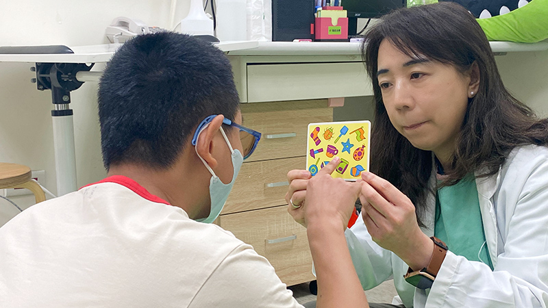 君君人生翻轉！從躲牆角到赴日演奏陶笛 中醫大附醫成立「兒童及青少年視覺復能中心」 跨科統合治療靈魂之窗 特殊孩童不再霧茫茫